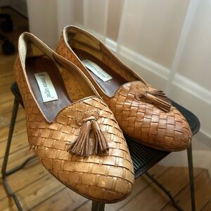 Etienne Aigner tan leather loafer with tassels